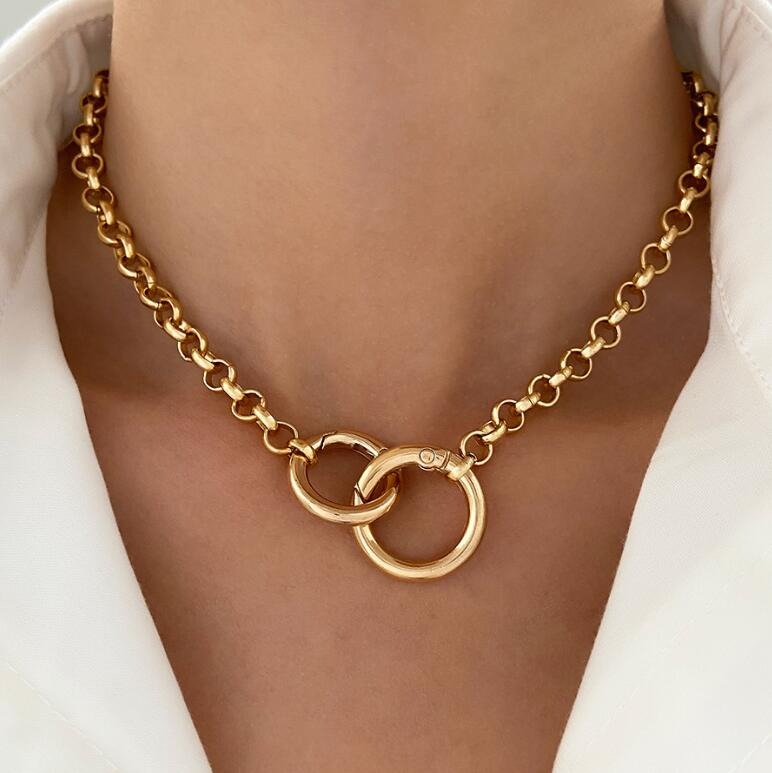 Circle choker in gold